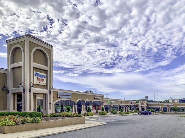 Westchase Plaza: 301 N Shackleford Rd, Little Rock, AR 72211